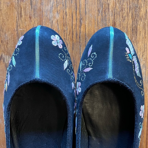 Camper || Embroidered Ballet Flats - Picture 7 of 8